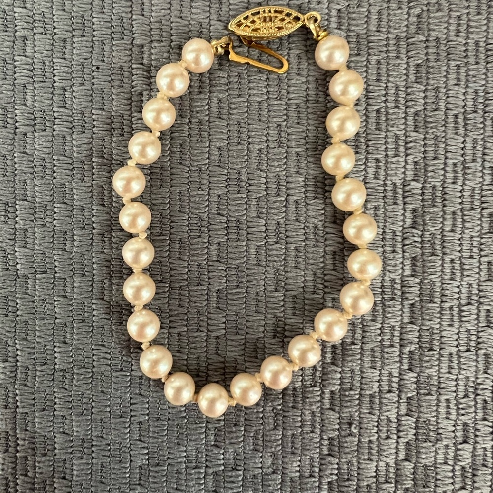 1985 Faux Elegant Pearl Bracelet